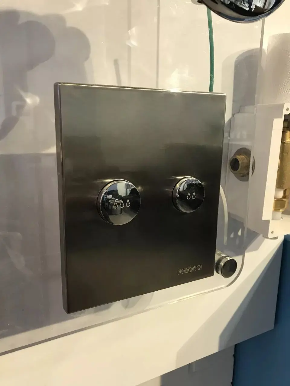 Порционно нажимной кран смыва для унитаза и чаши генуя Presto 14300